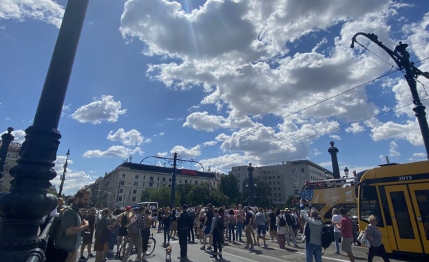 Около хиляда човека блокираха днес централен мост в Будапеща в