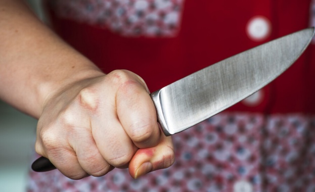Задържаха жена, заплашила момче с нож в центъра на София