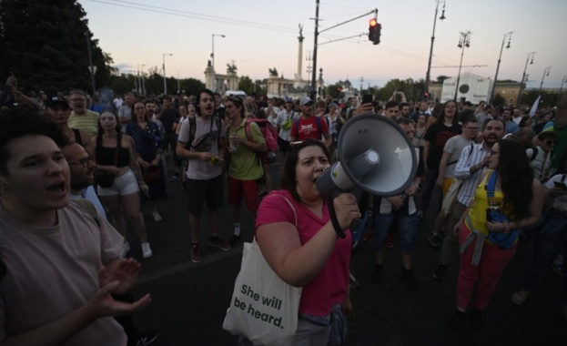 Хиляди протестиращи унгарци блокираха центъра на Будапеща Недоволството е срещу нов