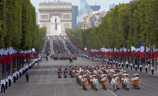 Франция отбелязва националния си празник днес Тази сутрин в Париж