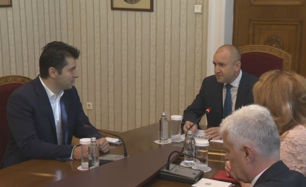 Провеждам консултации с всички парламентарно представени политически сили в търсене