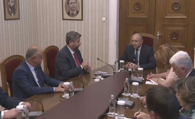 Президентът Румен Радев провежда днес консултации с представители на парламентарните