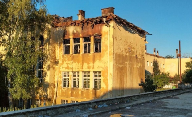 Огромен пожар изпепели покрива на училището в карловското село Васил