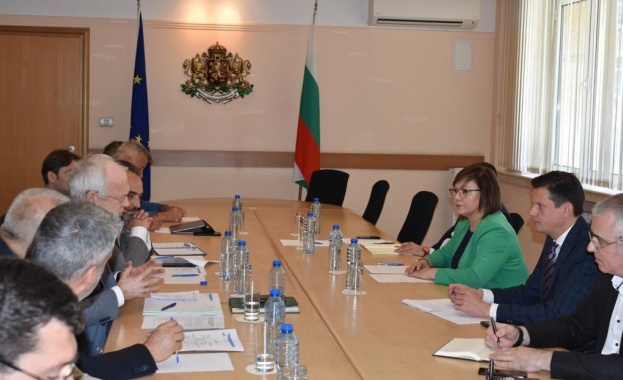 Вицепремиерът и министър на икономиката и индустрията в оставка Корнелия