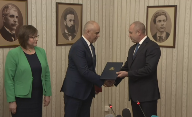 Президентът Радев връчи третия мандат на БСП