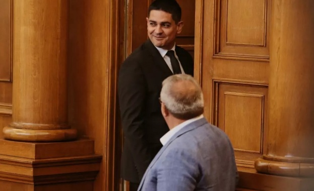 Господин Тошко Йорданов си подстрига прическата но това не го