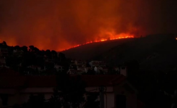 Голям пожар гори край Атина