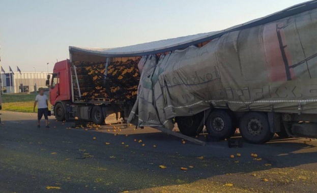 Скъсан брезент предизвика инцидент на бул Ботевградско шосе на изхода