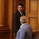 Господин Tошко Йорданов си подстрига прическата, но това не го променя като личност. Той си е Тошко Йорданов