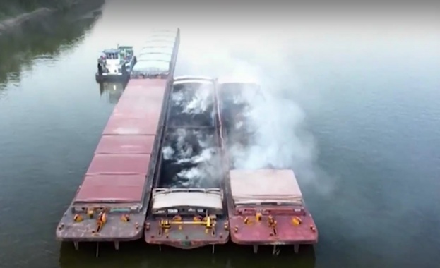 Множество сигнали за задимяване черни сажди и силно задушлива миризма