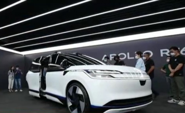 Китайският технологичен гигант Байду представи новия автомобил за таксиметровата си