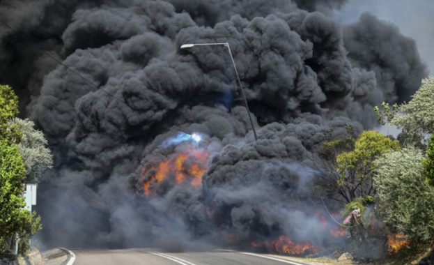 Днес за пети пореден ден пожарникари в Гърция продължават битката