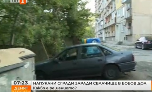 Жилищни сгради се напукват и рушат заради свлачище в Бобов