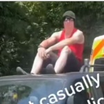 Шофьор паркира пред полицейски бус, закри камерата