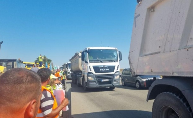 Над 50 тежки машини блокираха автомагистрала Тракия при входа на
