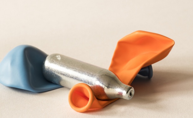 Британското правителство е под натиск да въведе ограничения за младите