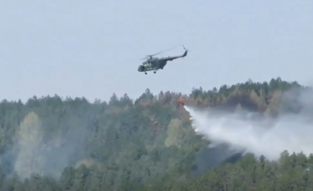 Военен хеликоптер участва в гасенето на пожар в област Пловдив