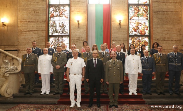 Министърът на отбраната Драгомир Заков и началникът на отбраната адмирал