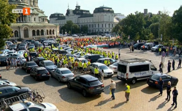 И днес пътностроителните фирми са заявили че продължават безсрочната стачка