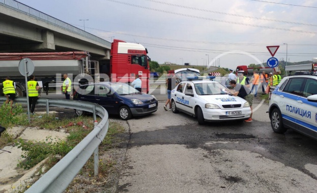 Камион удари лек автомобил по време на протеста на пътните