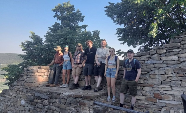 Студенти от Великобритания работят по некропола на Хоталич