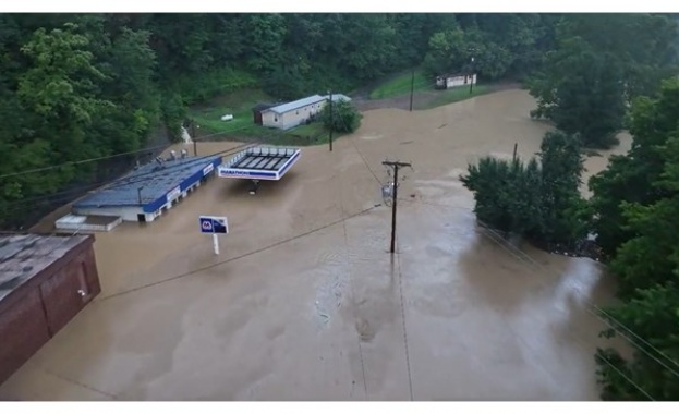 Спасителни екипи и военни от американската Национална гвардия днес издирваха