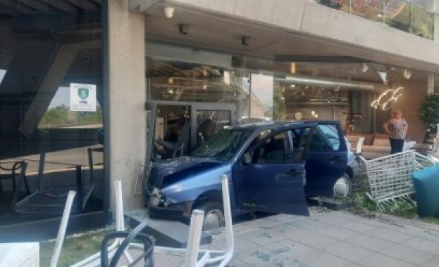 Автомобил се вряза в мебелен магазин в София 