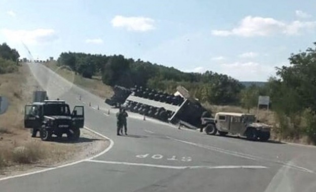Военна платформа която превозва танкове се преобърна на пътя Инцидентът