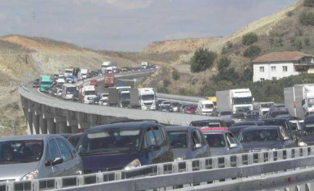 Тежък трафик и километрични задръствания в Югозападна България днес Два