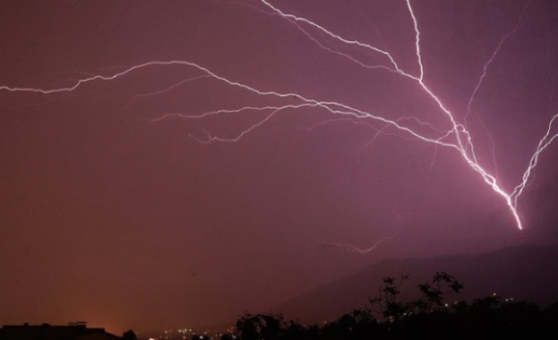 Рядък по вид светкавица беше заснета над София информират от