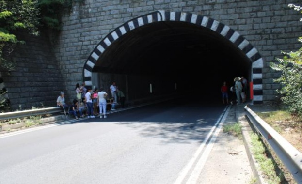 Втора седмица не работи осветлението в тунел Железница в един