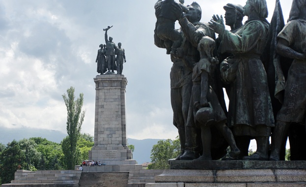 В София протестиращи поискаха премахване на Паметника на Съветската армия