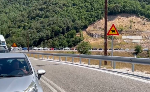 Километрична опашка от автомобили се образува на ГКПП Маказа на