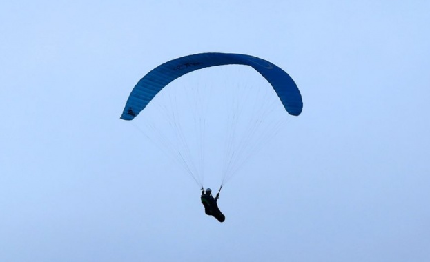Парапланерист е контузен при падане на летателното устройство вчера в