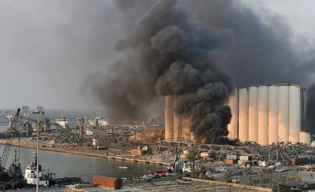 Срути се част от огромния силоз за зърно в пристанището