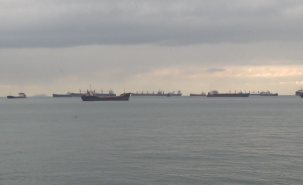 Русия обяви, че е отразила украинска атака с безекипажни катери срещу "цивилни транспортни кораби" в Черно море