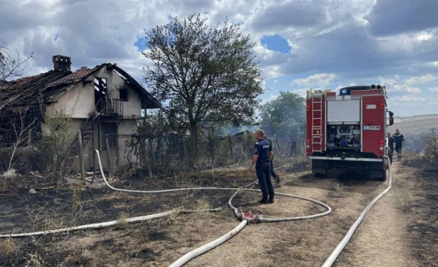 Пожар в бургаското село Изворище Огънят е тръгнал по обяд
