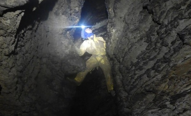 Екип от австралийски спелеолози се спусна в поредица от пещери