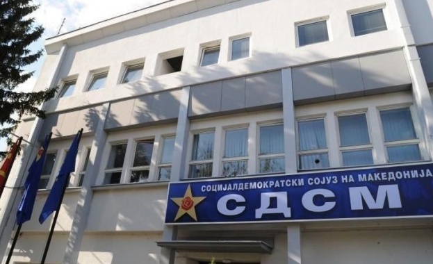 Народът е за а Мицкоски е против ЕС заедно с