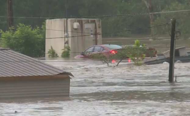 Тежките наводнения в американския щат Кентъки продължават В района се