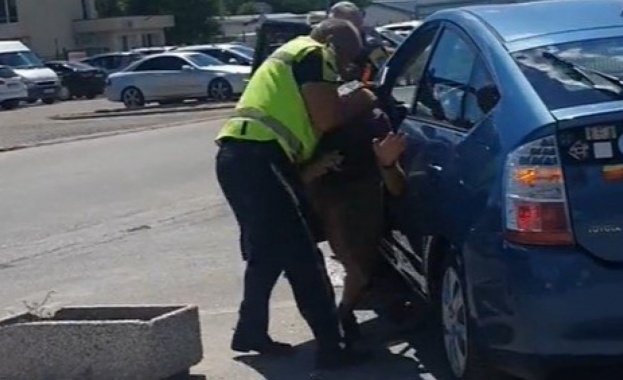 Скандални кадри заснети пред входа на пловдивския КАТ разбуниха духовете