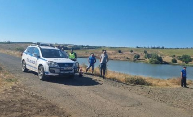 Разследващ екип влиза в складовете за боеприпаси край Карнобат След