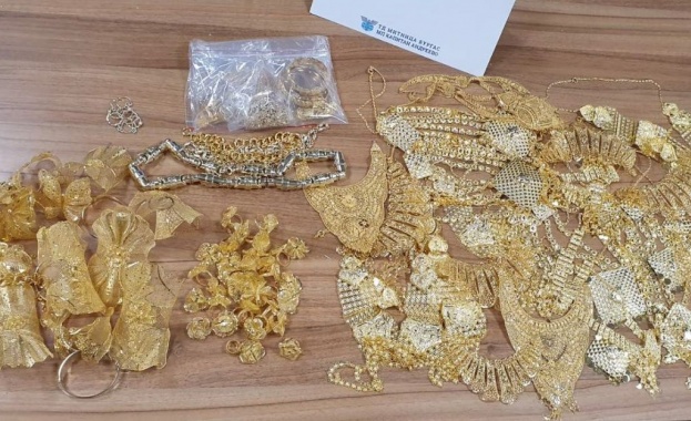 Пореден опит за нелегално пренасяне на златни накити предотвратиха митническите