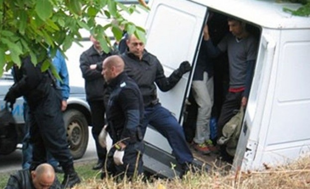Полицията арестува дрогиран трафикант, превозващ 55 афганистански бежанци