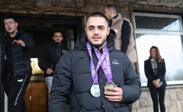 Световният шампион по вдигане на тежести Карлос Насар е бил