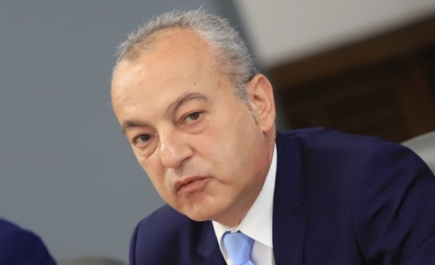 Министър председателят Гълъб Донев се самоизолира тъй като е бил контактен