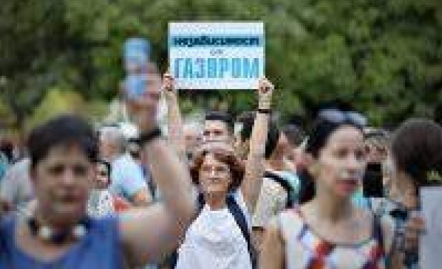 Протест пред президентството срещу връщането на договора с Газпром и