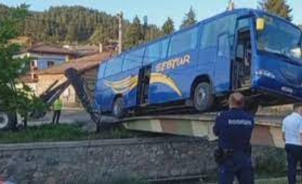50 пътници бяха евакуирани успешно снощи от автобус пропаднал на