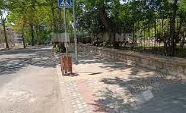 Апаши на метали обезкостяват кошчетата за смет в Кърджали Те