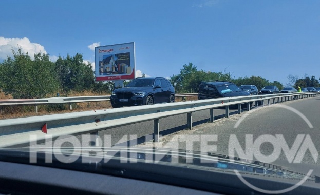 Задръстването е поне 10 километра Километрично задръстване на пътя Бургас Созопол